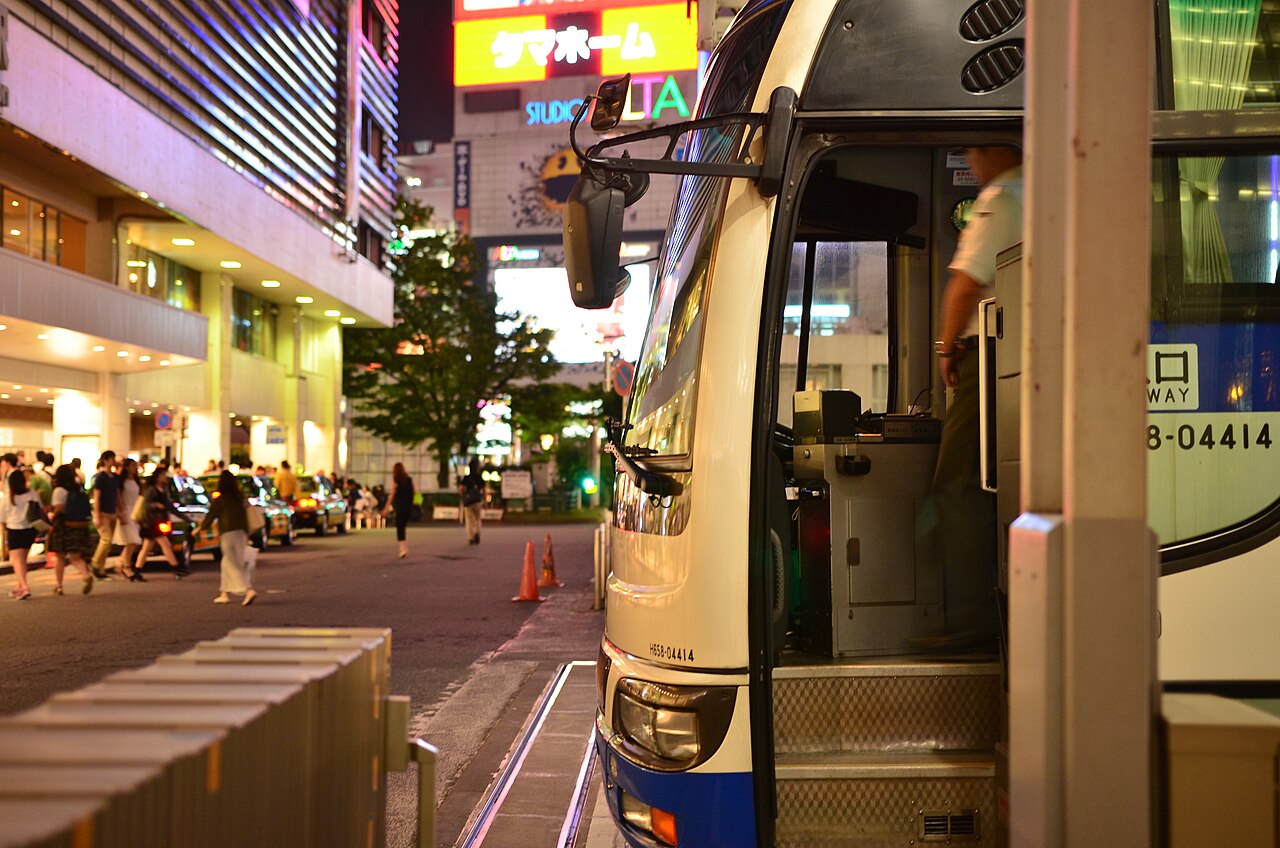 出発：新宿駅 東口